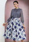 Jupe midi plissée évasée en jacquard fleuri orné de motifs indigo