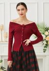 Haut en tricot boutonné à épaules dénudées avec broche florale en rouge