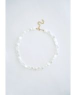 Collier de perles en plastique blanc