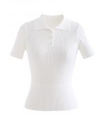 Haut en tricot ajusté à trois boutons et manches courtes en blanc