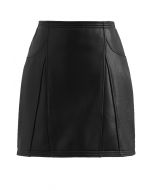Mini-jupe en similicuir avec coutures noires
