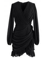 Mini robe en mousseline de soie à col en V et ourlet à volants en noir