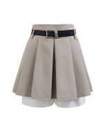 Jupe-short plissée à ourlet contrasté en taupe