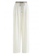 Pantalon droit plissé en satin à taille contrastante en crème