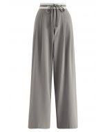 Pantalon droit plissé à la taille avec cordon de serrage contrasté en gris