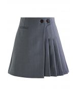 Mini-jupe plissée à deux boutons en gris