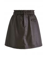 Mini-jupe en similicuir à taille élastique en marron