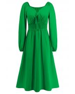 Robe mi-longue nouée sur le devant à col en cœur, vert