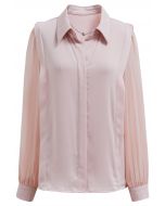 Chemise en satin à col en V et collier cœur en rose