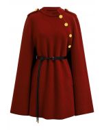 Manteau cape ceinturé à boutons dorés en rouge