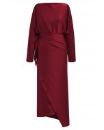 Robe longue en satin à col bateau et taille enveloppée en rouge