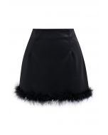 Mini-jupe en similicuir à ourlet plume en noir