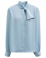 Chemise boutonnée en satin à col noué en bleu