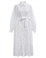 Robe mi-longue boutonnée au crochet découpée en blanc