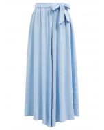 Pantalon court asymétrique Breezy à taille nouée en bleu