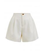 Short doré avec poches latérales et boutons en crème