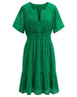 Robe en coton à col en V et broderies d'œillets en vert