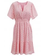 Robe en coton à col en V brodée d'œillets en rose