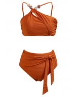 Ensemble de bikini avec nœud papillon et bretelles asymétriques en perles de résine en caramel