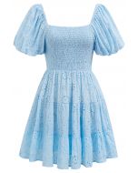 Mini-robe fleurie à œillets et manches bouffantes en bleu