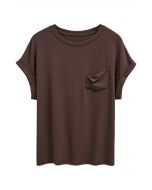 T-shirt à poignets roulés et bordure de poche en marron