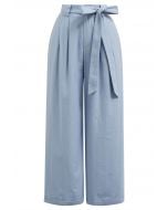 Pantalon large plissé avec ceinture à nœud papillon en bleu