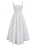 Robe caraco en satin poli à ourlet évasé en blanc