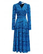 Robe mi-longue froncée à col en V avec tour de cou et motif rose fantastique en bleu