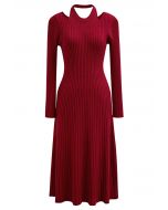 Robe mi-longue en maille côtelée à encolure découpée en rouge