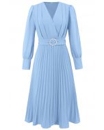 Robe mi-longue portefeuille plissée gracieuse avec ceinture en bleu