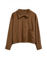 Chemise boutonnée minimaliste avec poche avant en caramel