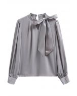 Haut en satin à nœud papillon en organza nacré gris