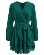 Adorable mini-robe à volants superposés, col en V, ceinture nouée à la taille, en vert