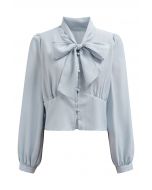 Chemise courte boutonnée à col papillon en bleu clair