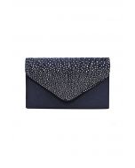 Sac enveloppe en satin orné de strass bleu marine