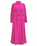 Robe mi-longue boutonnée à taille nouée et broderie délicate à œillets en rose vif