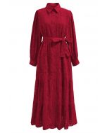 Robe mi-longue boutonnée à taille nouée et broderie délicate à œillets en rouge