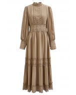 Robe longue en dentelle ajourée de style victorien en beige