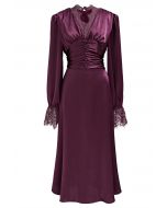 Robe mi-longue en satin taille haute froncée avec bordure en dentelle prune