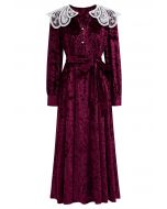 Robe mi-longue en velours avec col en dentelle bordeaux