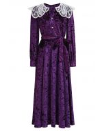 Robe mi-longue en velours à col en dentelle et à volants en violet