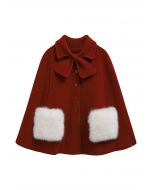 Manteau cape en tricot boutonné avec poche en fausse fourrure et décor de nœud papillon en rouge