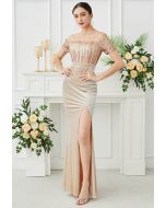 Robe longue fendue à épaules dénudées et sequins en plumes rose nude