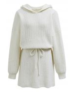 Robe pull en maille côtelée à capuche avec cordon de serrage à la taille en blanc