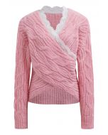 Pull en maille torsadée croisée avec bordure en dentelle en rose