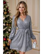 Robe courte cache-cœur à paillettes nouée à la taille en gris