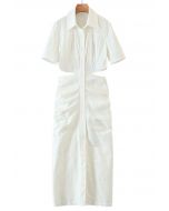 Robe chemise froncée sur le côté à la taille avec découpe en blanc